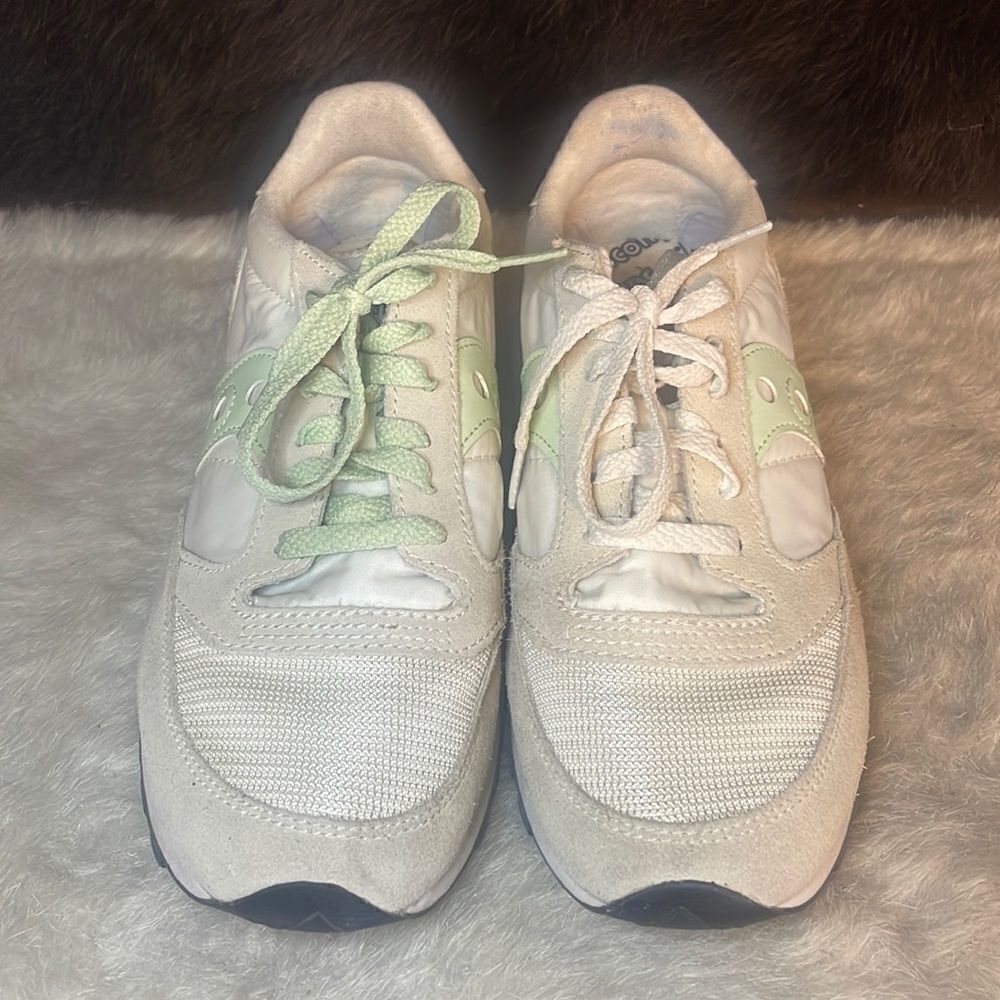 Saucony shoes 9.5 (4400)